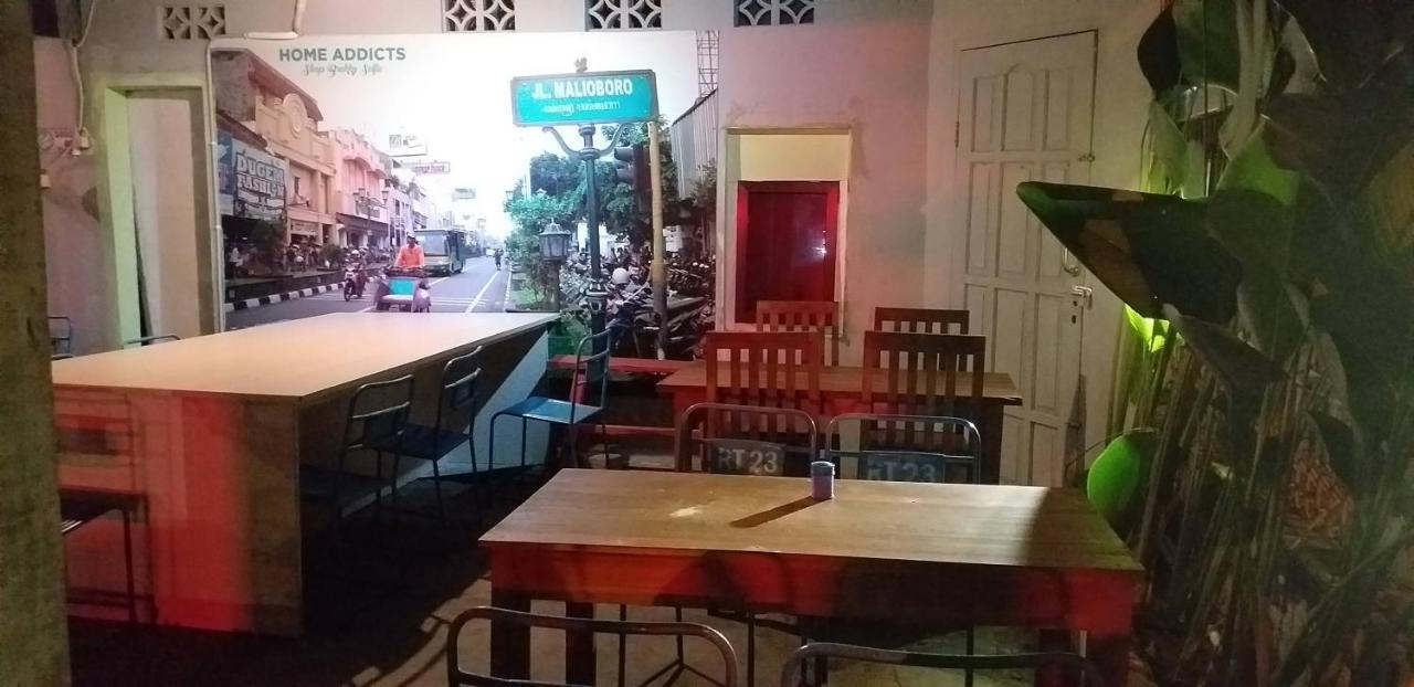 Home Addicts Hostel Yogyakarta Exterior photo