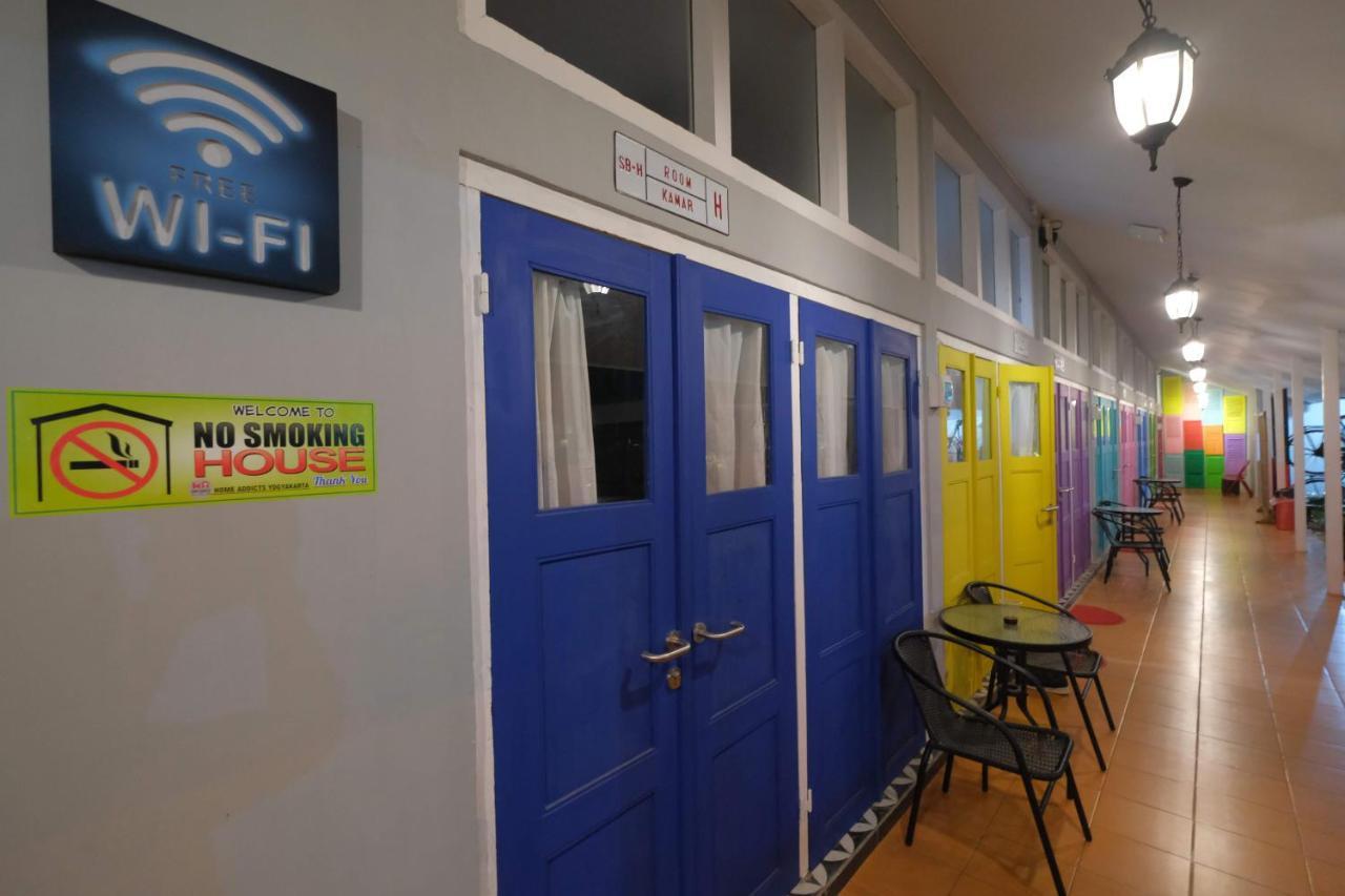 Home Addicts Hostel Yogyakarta Exterior photo